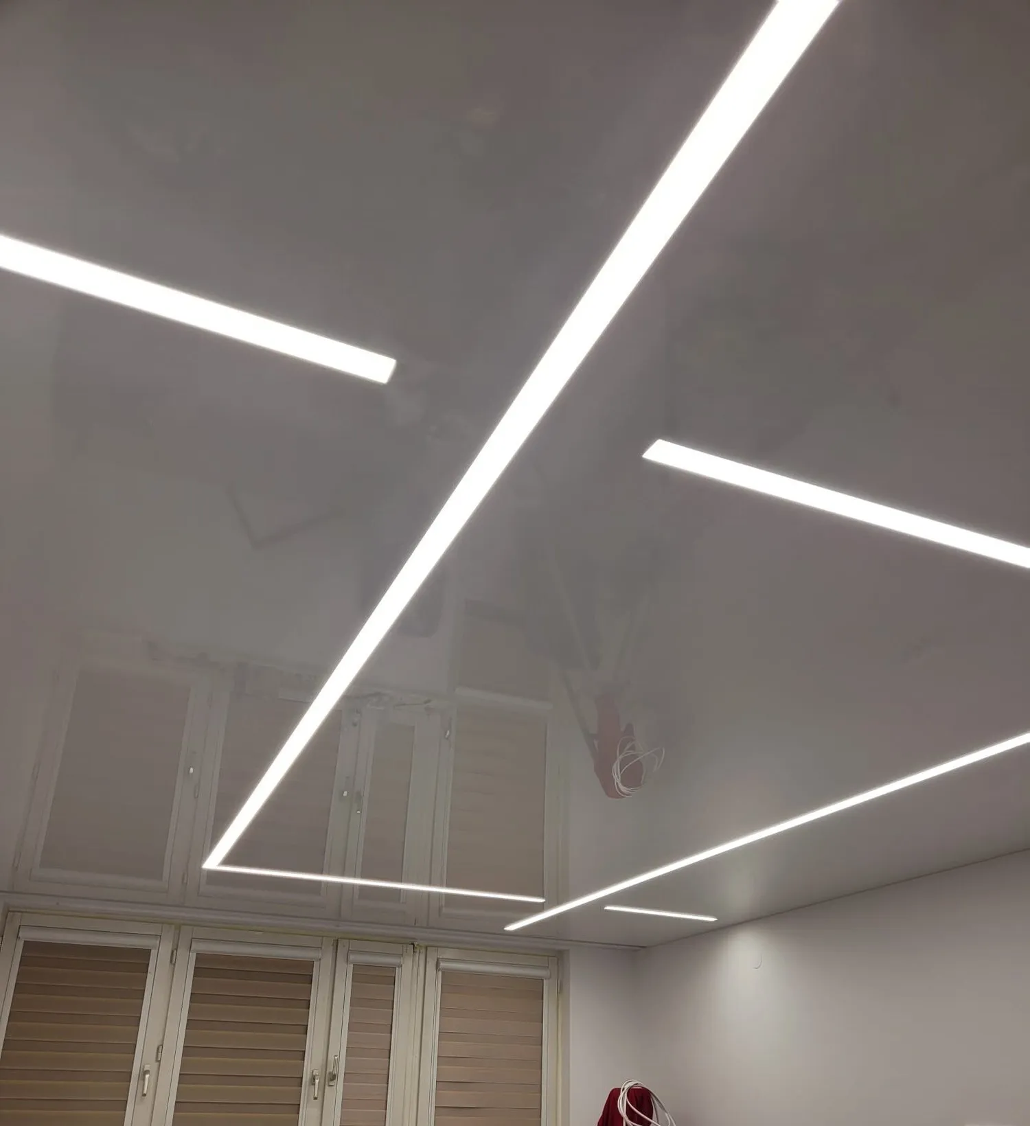 Białe linie LED na jasnym, błyszczącym suficie