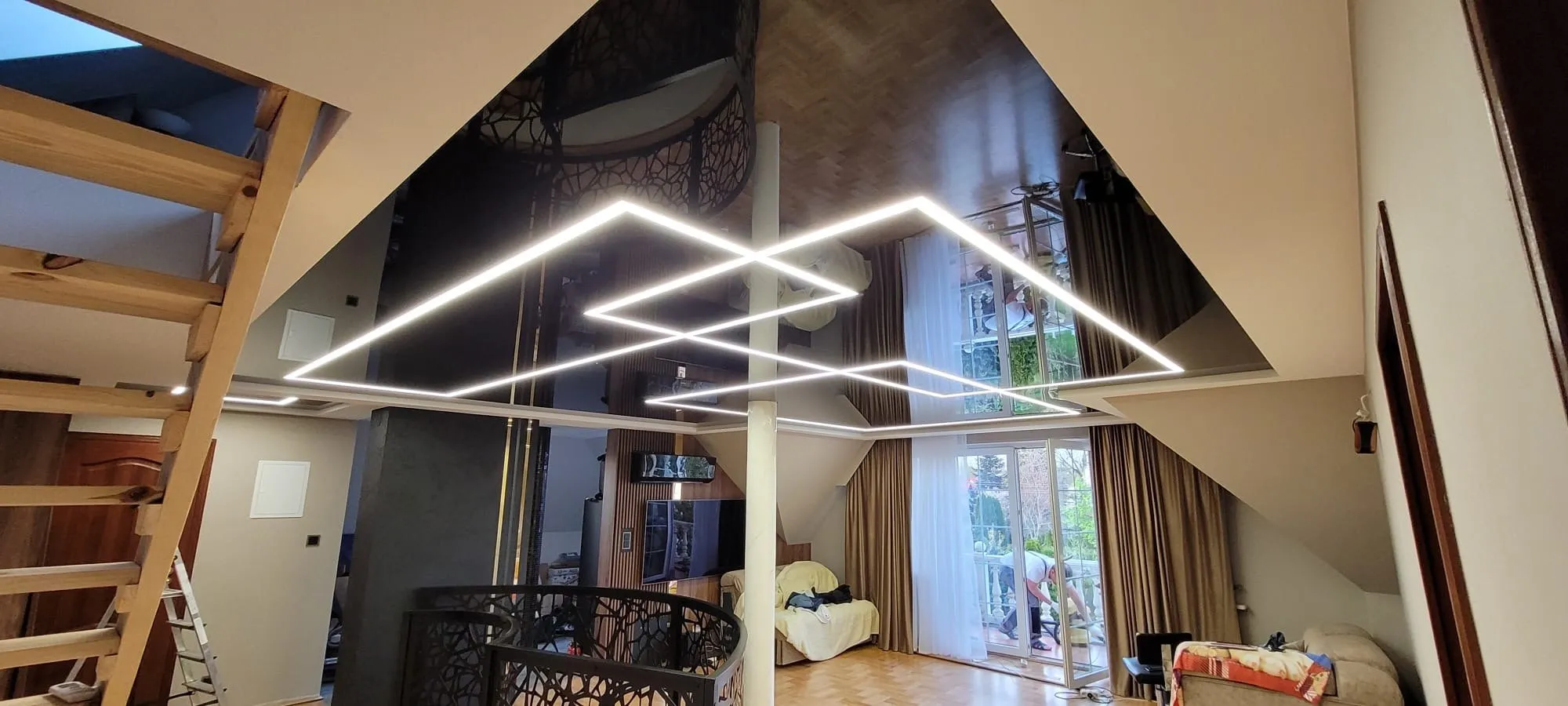 Czarny sufit z kwadratami LED nad schodami