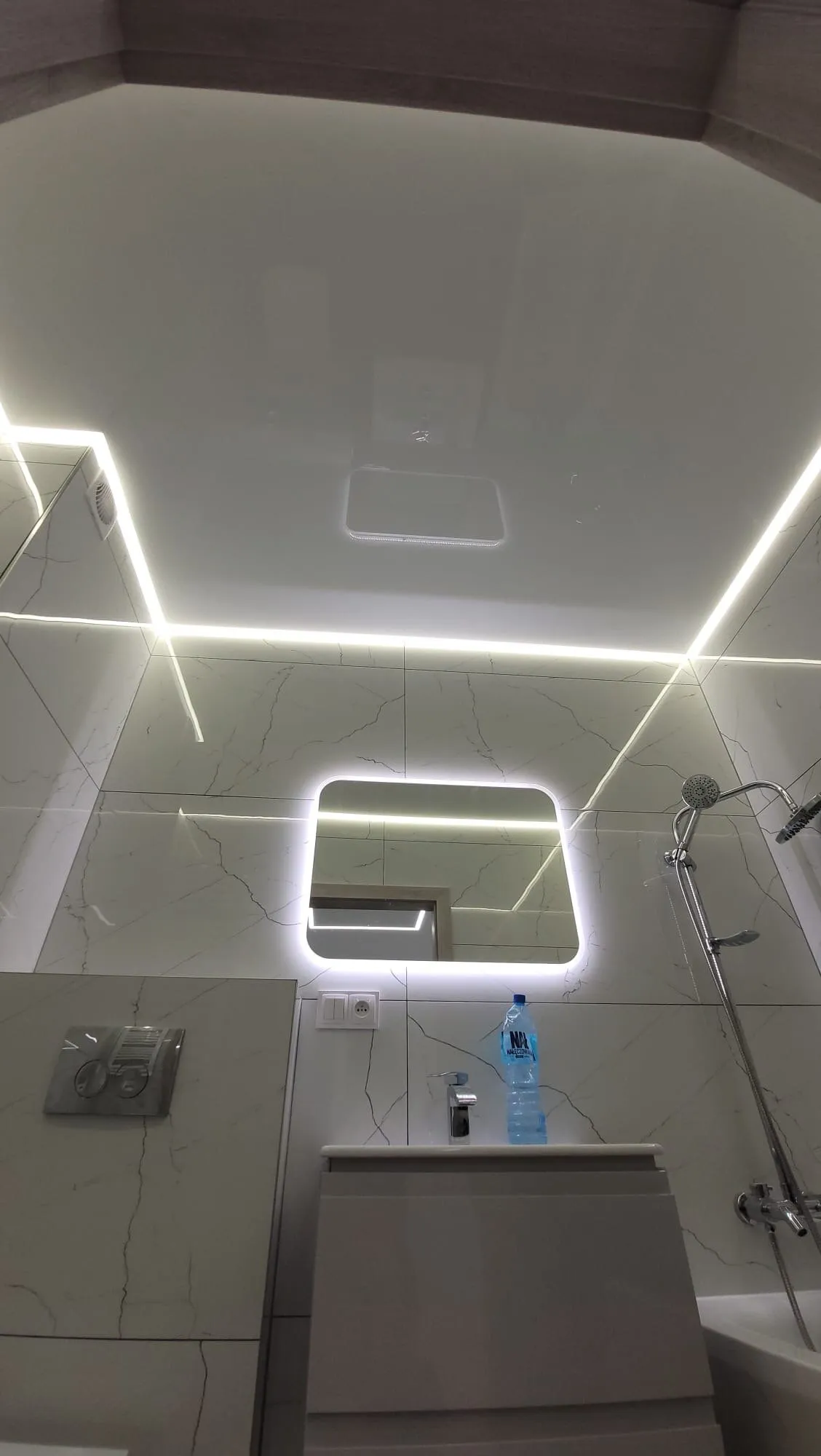 Biała łazienka z liniami LED w suficie