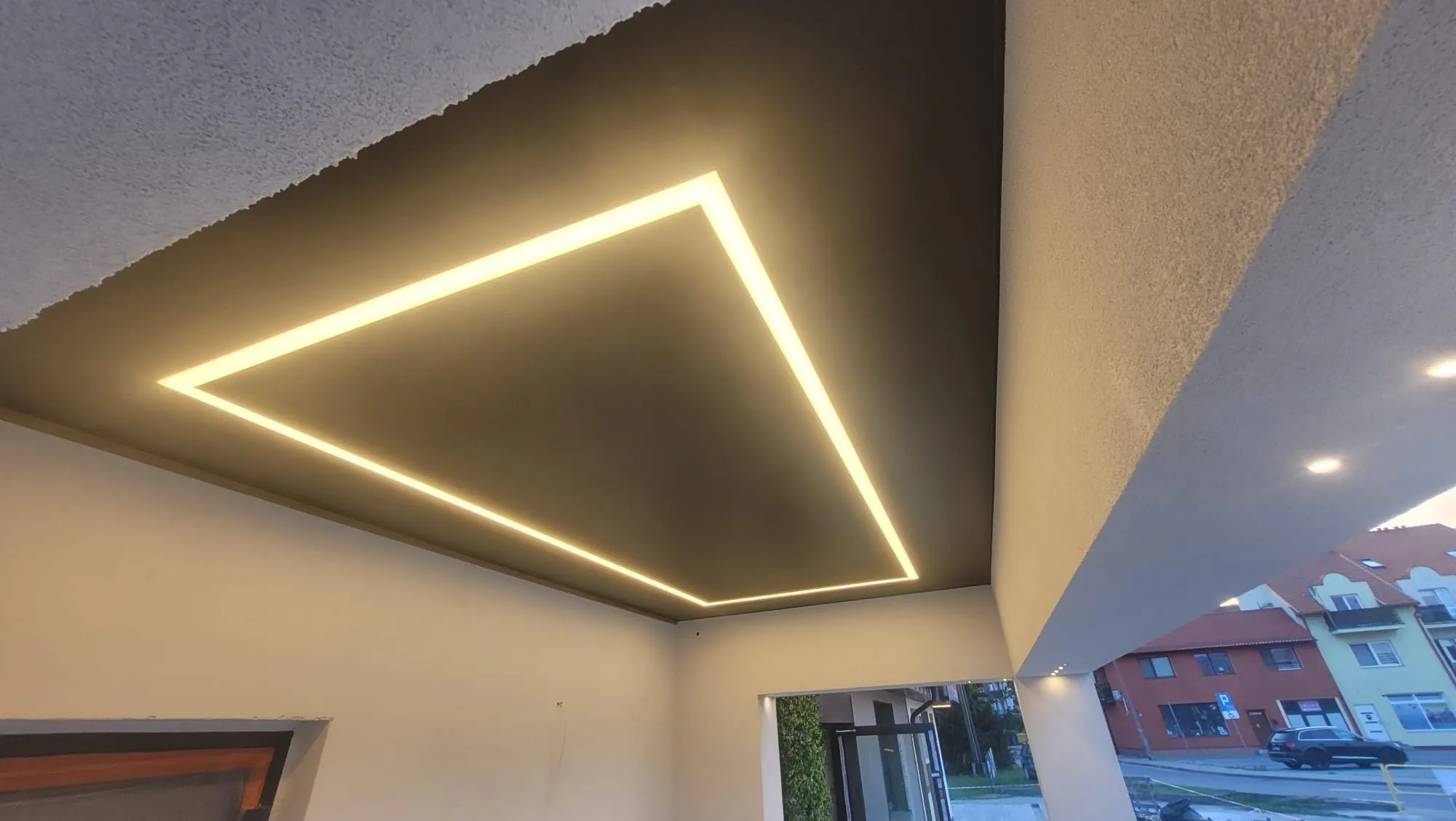 Trójkątna rama LED na suficie w ciepłym świetle
