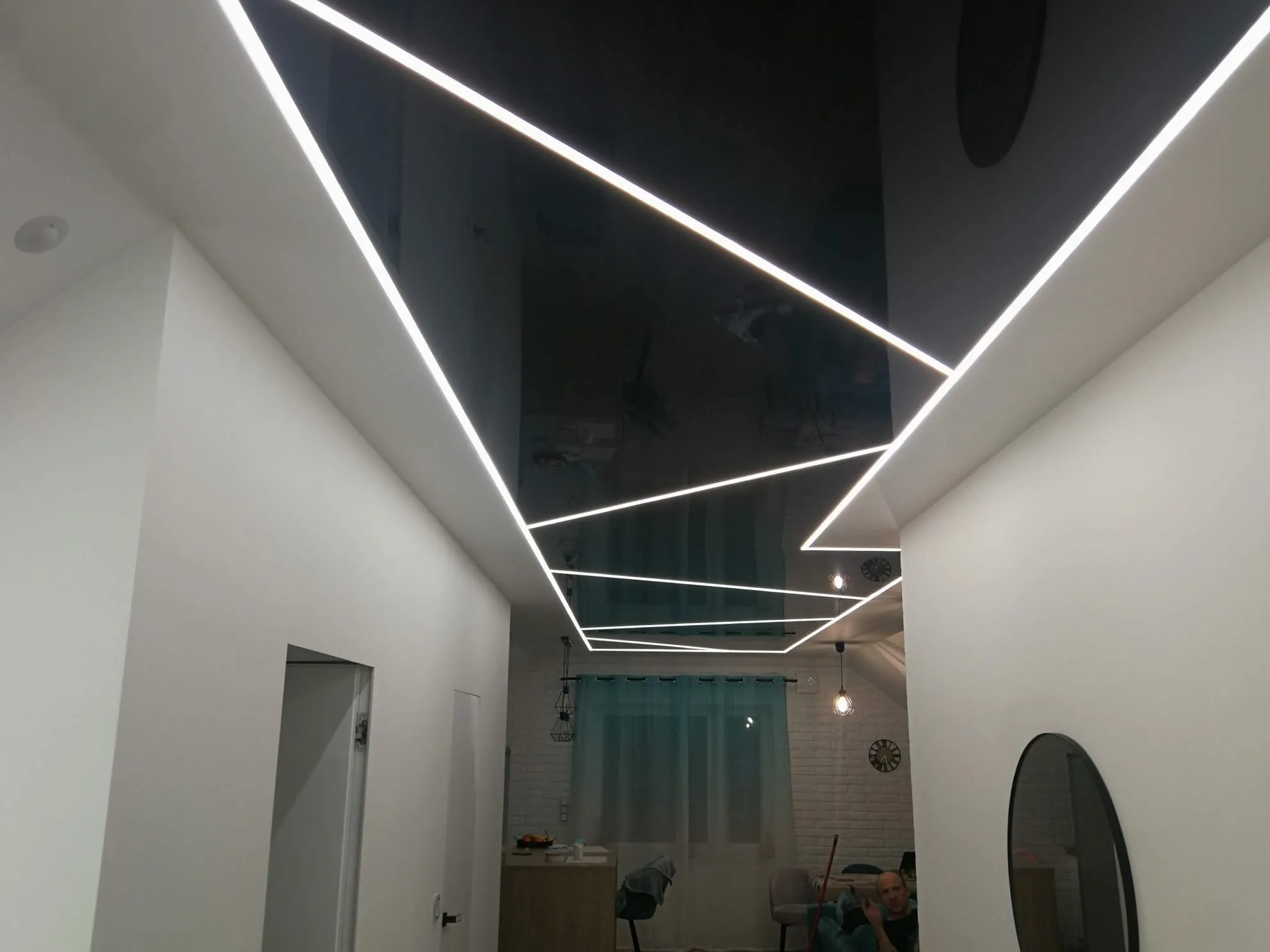 Czarny sufit lustrzany z geometrycznymi liniami LED