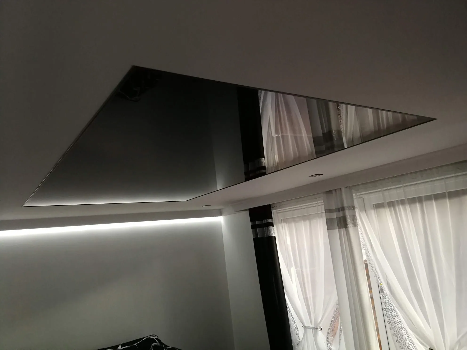 Czarny sufit lustrzany z podświetleniem LED przy zasłonach
