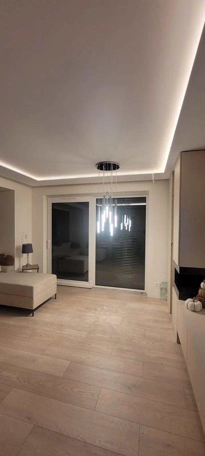 Jasny salon z podświetleniem LED wokół sufitu